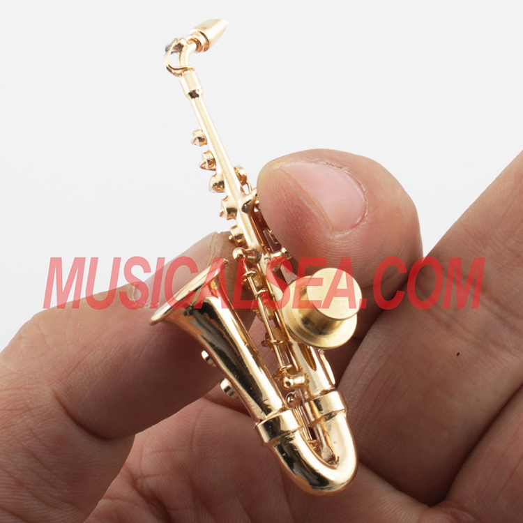 miniature saxophone brooch